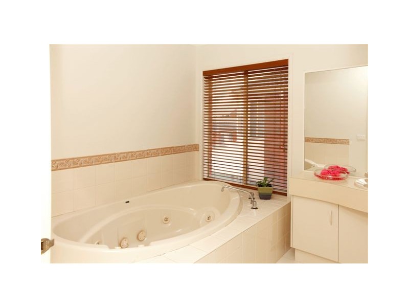 9 Lakeside Drive, Roxburgh Park VIC 3064