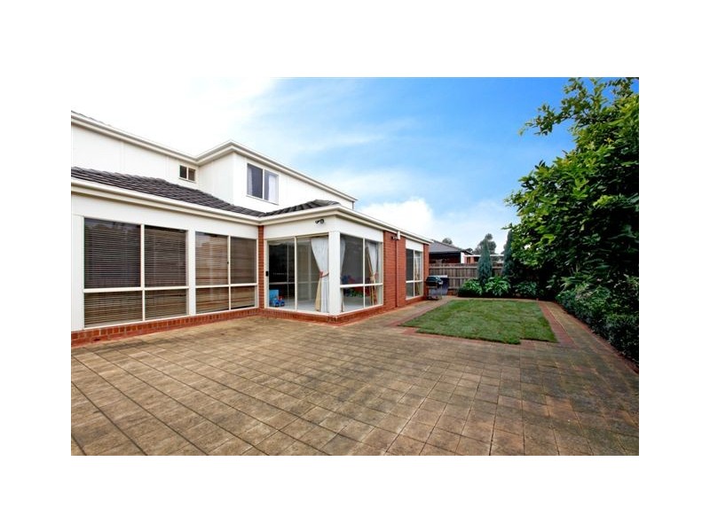 9 Lakeside Drive, Roxburgh Park VIC 3064