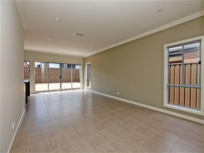 9 Clarendon Street, Craigieburn VIC 3064