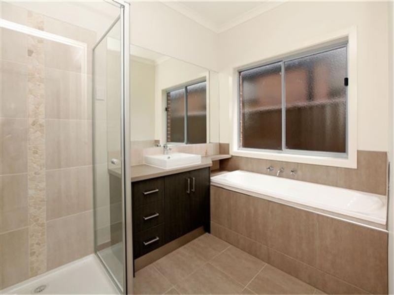 9 Clarendon Street, Craigieburn VIC 3064