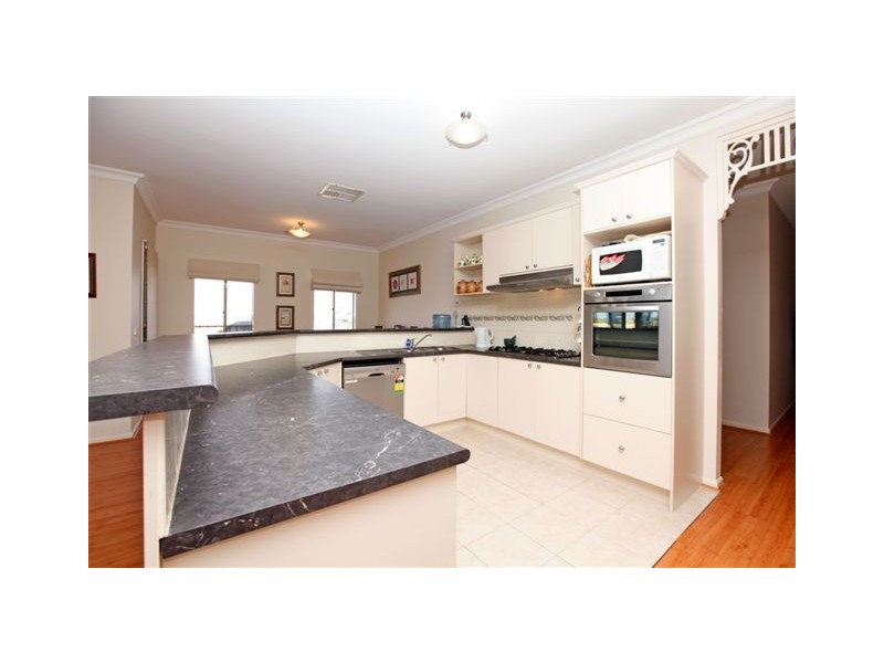 2 Lauderdale Drive, Craigieburn VIC 3064