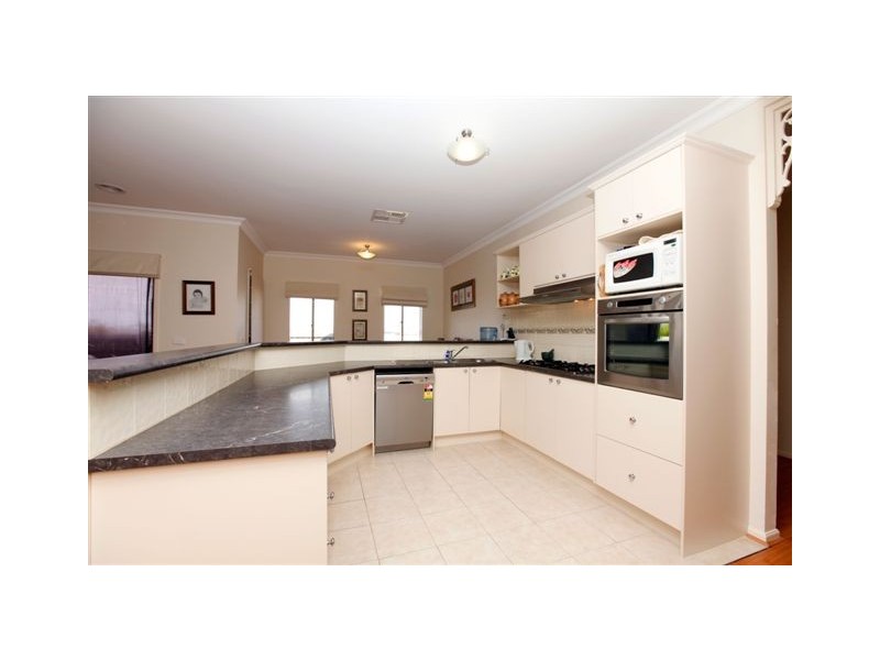 2 Lauderdale Drive, Craigieburn VIC 3064