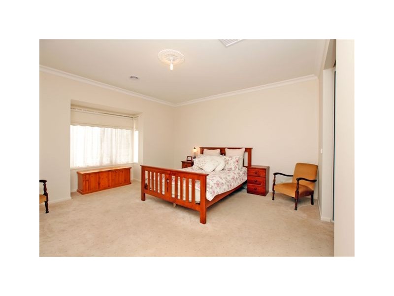 2 Lauderdale Drive, Craigieburn VIC 3064