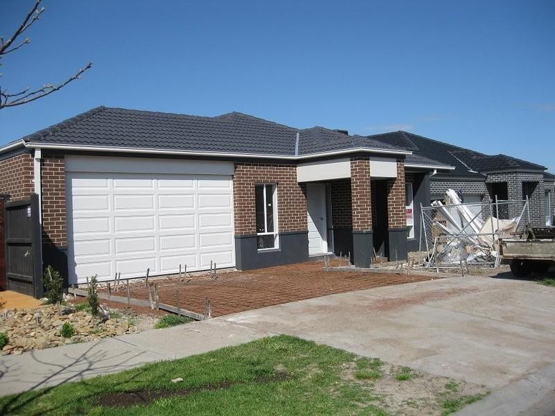 9 BLAREGOWIRE Drive, Craigieburn VIC 3064