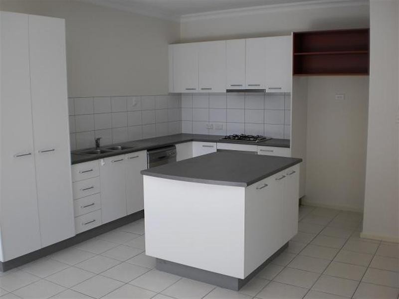 19 CRESTVIEW Close, Roxburgh Park VIC 3064