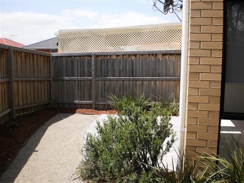 19 CRESTVIEW Close, Roxburgh Park VIC 3064