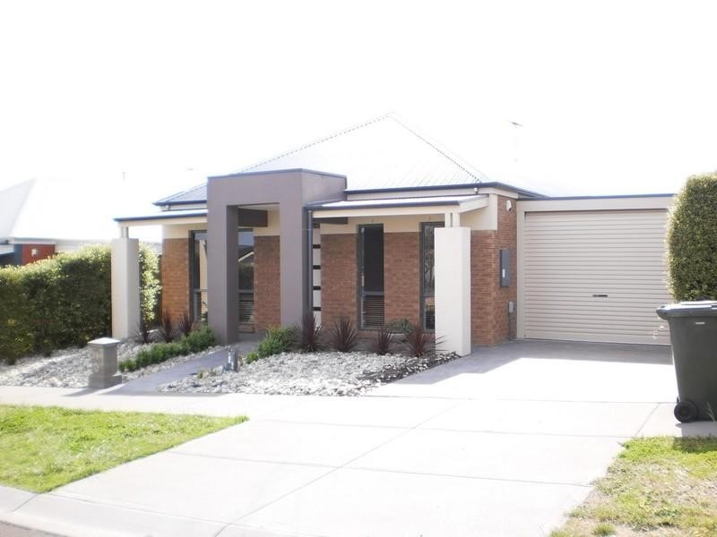 39 HOXTON Crescent, Craigieburn VIC 3064