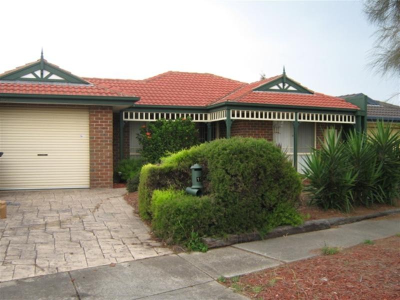 15 Kirwan Avenue, Roxburgh Park VIC 3064