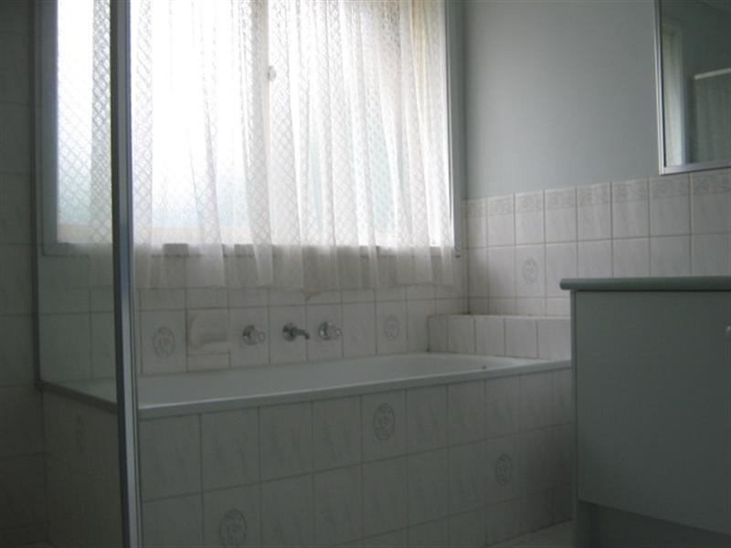 15 Kirwan Avenue, Roxburgh Park VIC 3064