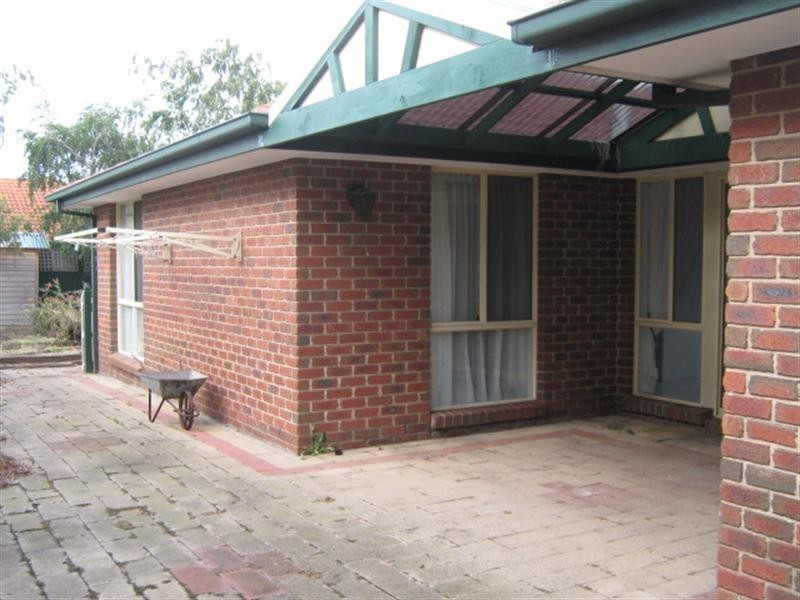 15 Kirwan Avenue, Roxburgh Park VIC 3064