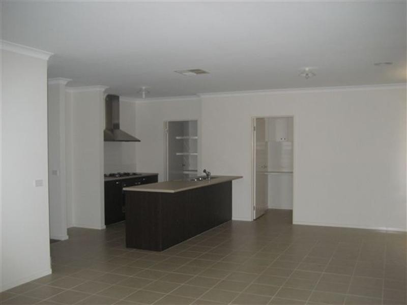 64 Kinglake Crescent, Craigieburn VIC 3064