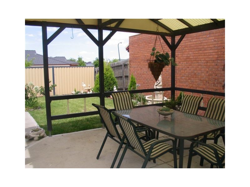 35 Masters Circuit, Roxburgh Park VIC 3064