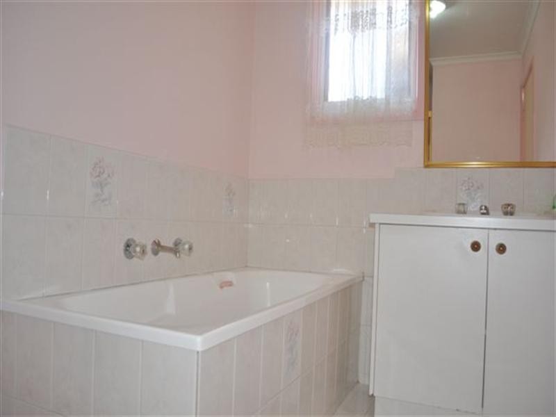 3 Yarcombe Crescent, Craigieburn VIC 3064