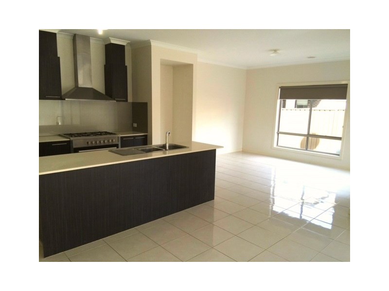 14 Clarendon Avenue, Craigieburn VIC 3064