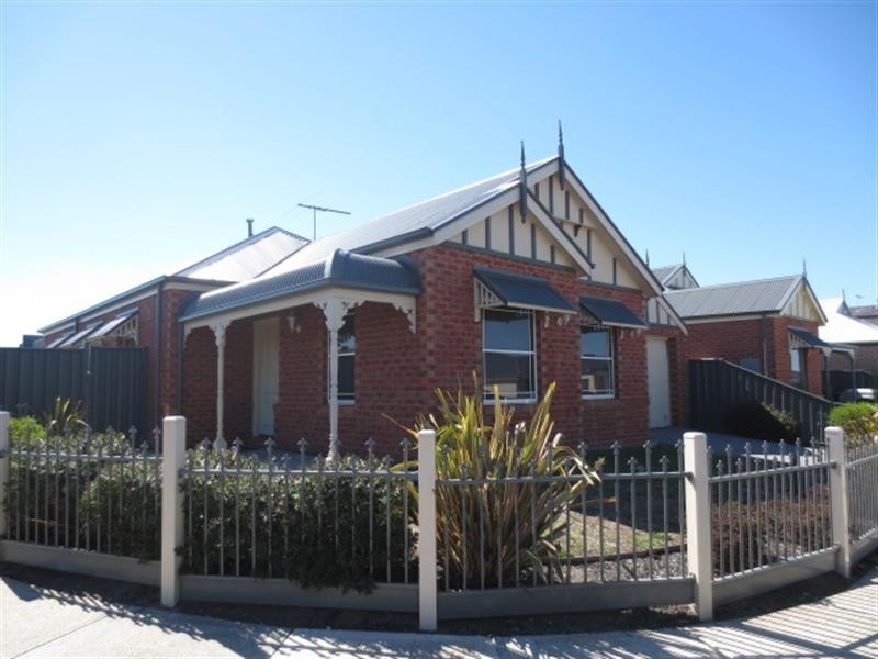 11 Gippsland Way, Craigieburn VIC 3064