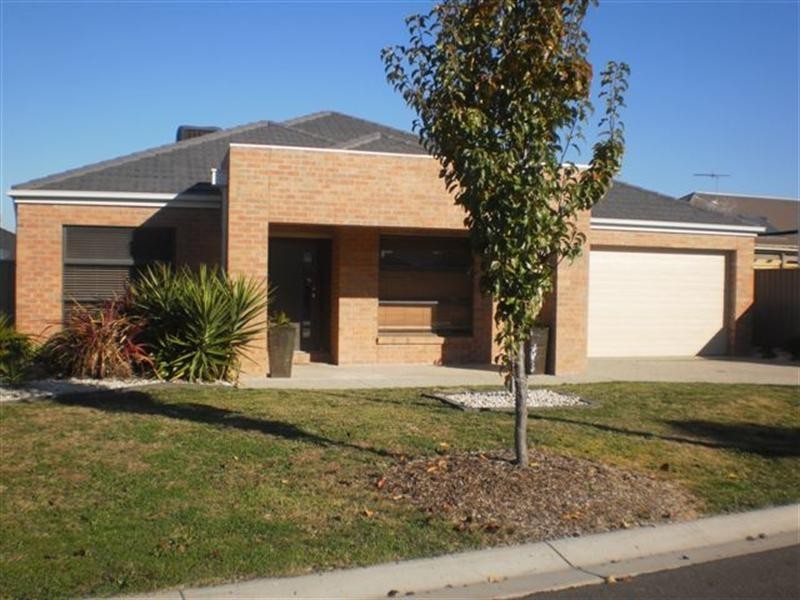 4 Eades Way, Craigieburn VIC 3064