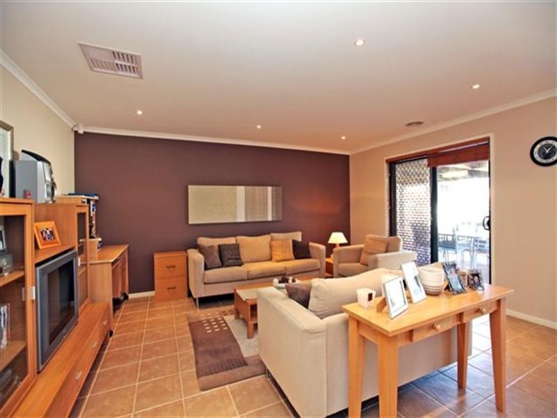 16 Mosman Way, Craigieburn VIC 3064