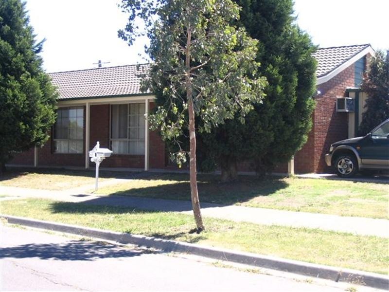 18 Manningtree Parade, Craigieburn VIC 3064