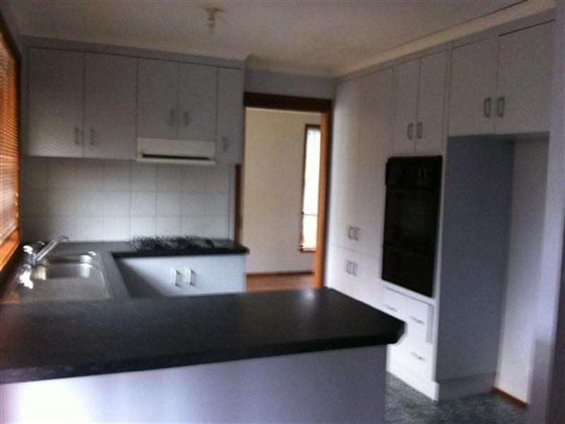 18 Manningtree Parade, Craigieburn VIC 3064