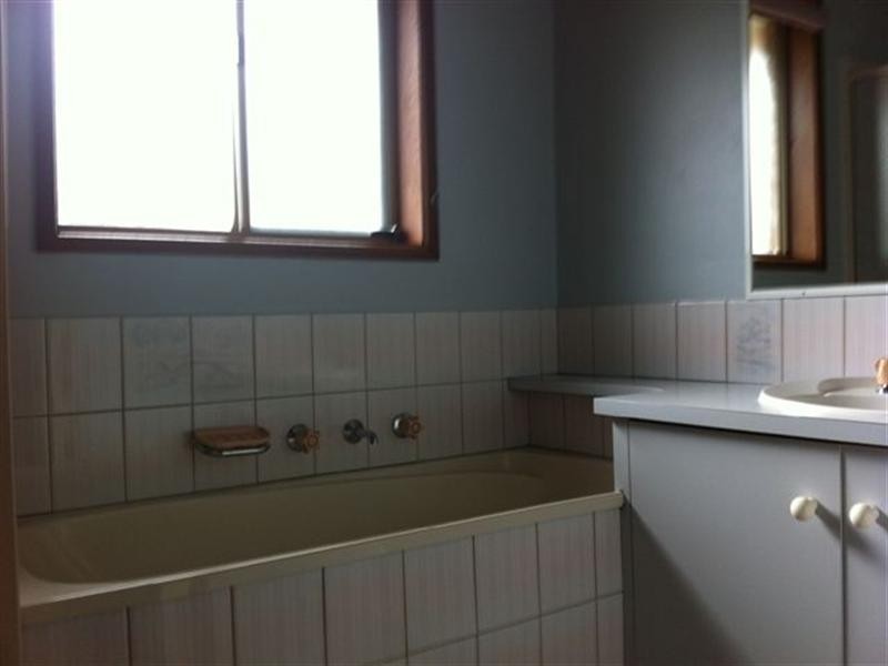 18 Manningtree Parade, Craigieburn VIC 3064