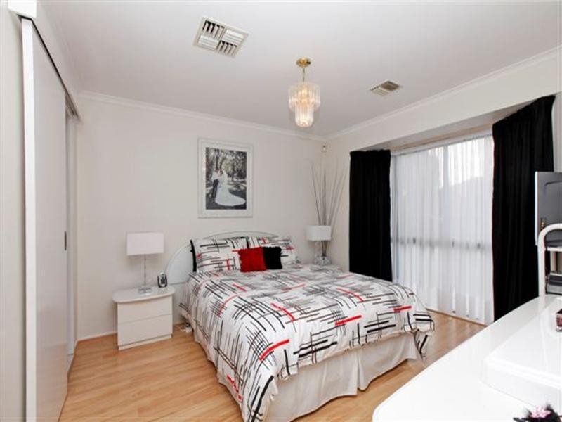 32 Amesbury Avenue, Craigieburn VIC 3064