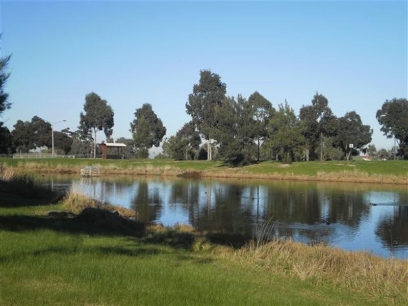 7 Flowers Close, Roxburgh Park VIC 3064