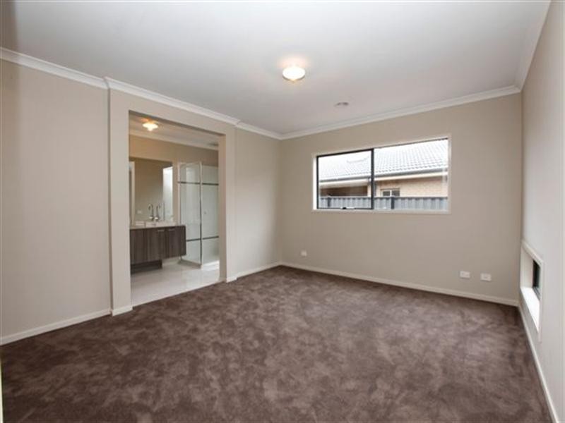 54 Bridgehaven Way, Craigieburn VIC 3064