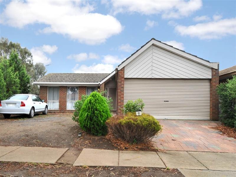 20 Yarcombe Crescent, Craigieburn VIC 3064