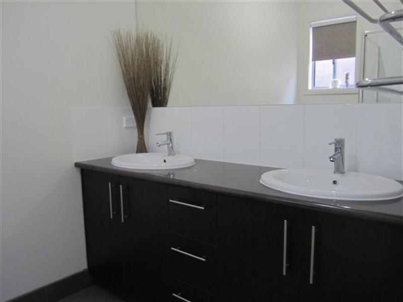 18 Ebony Circuit, Craigieburn VIC 3064