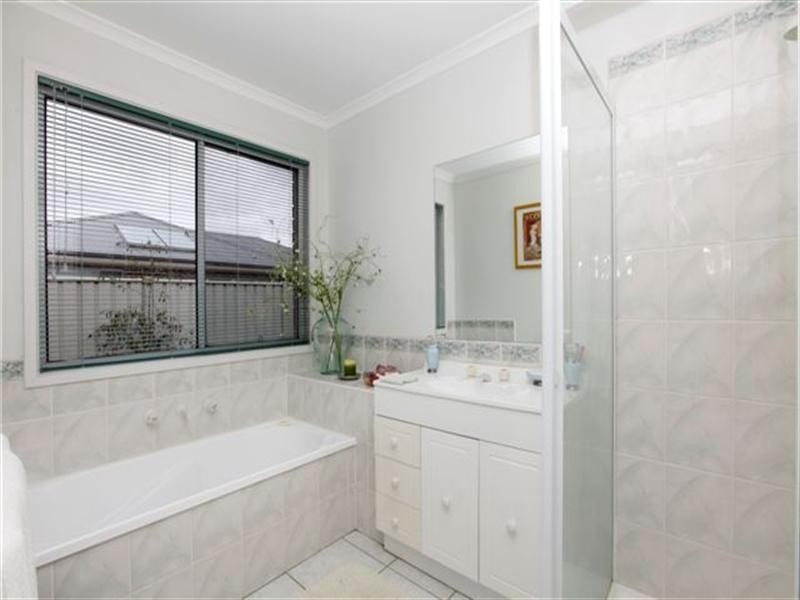 60 Mulberry Pass, Craigieburn VIC 3064