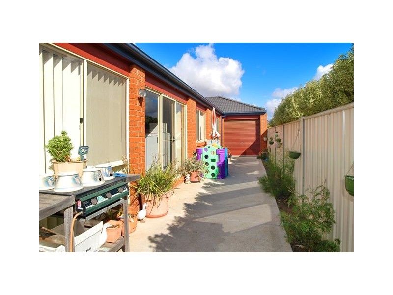 64 Mulberry Pass, Craigieburn VIC 3064