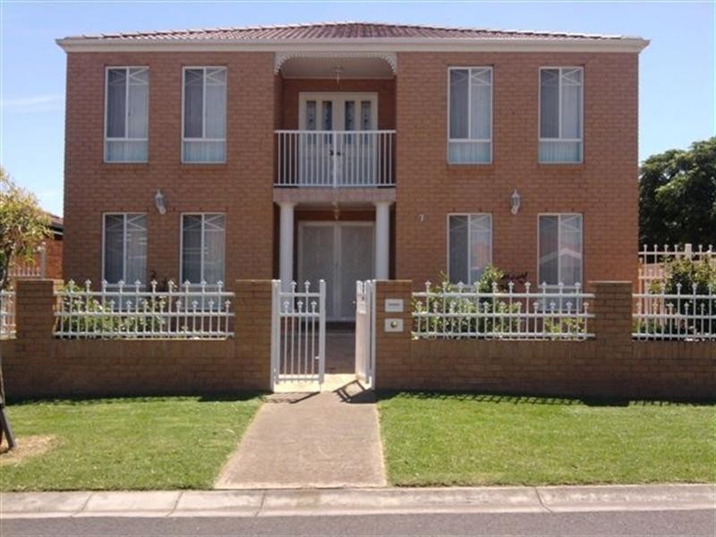 7 Delphinius Crescent, Roxburgh Park VIC 3064