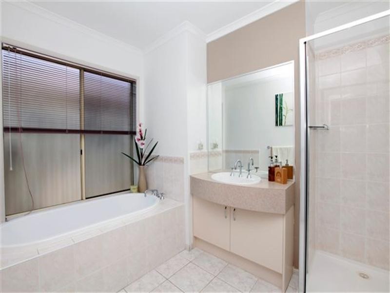 20 McNamara Avenue, Roxburgh Park VIC 3064