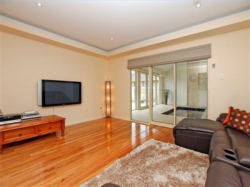 14 Dianne Avenue, Craigieburn VIC 3064