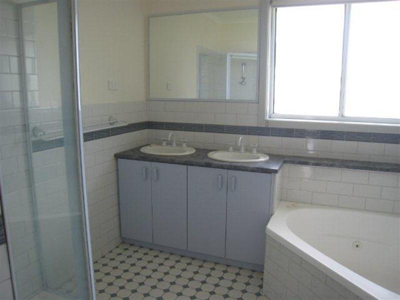 77 Wattleglen Street, Craigieburn VIC 3064