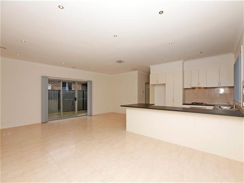 8 Waterway Street, Craigieburn VIC 3064