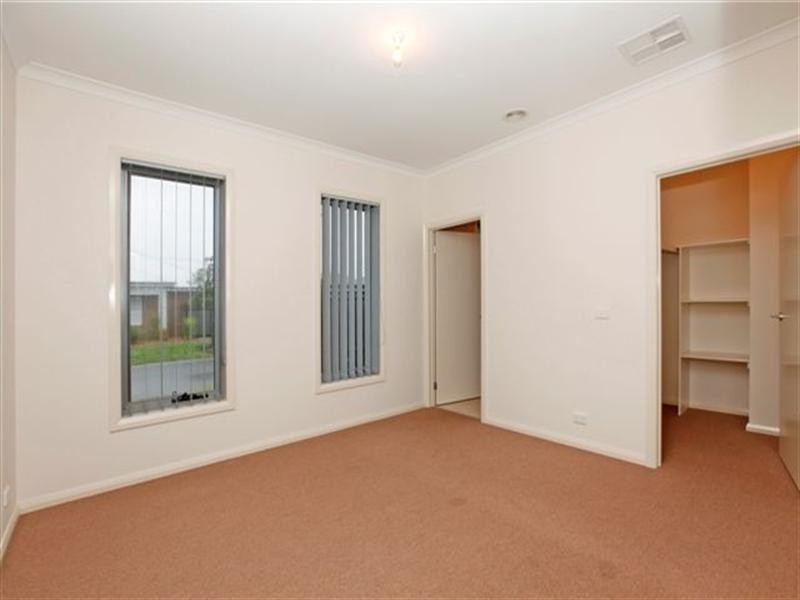 8 Waterway Street, Craigieburn VIC 3064