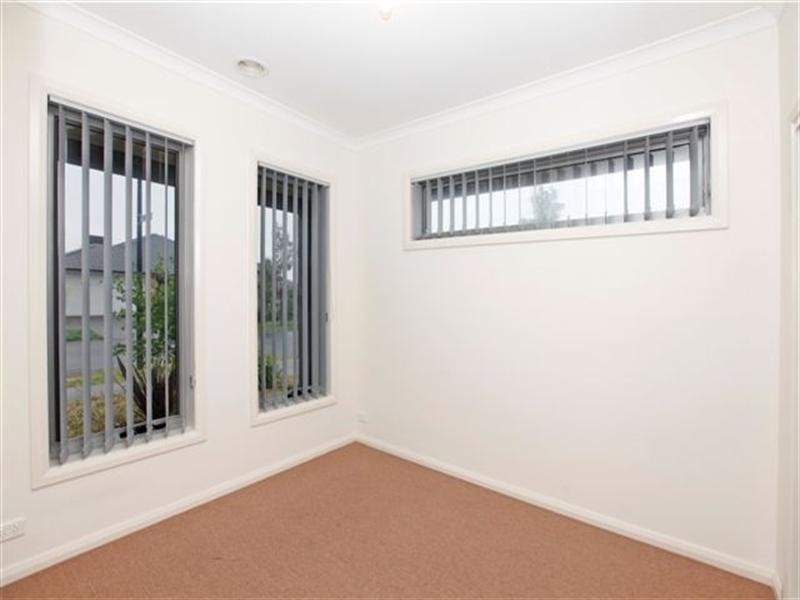 8 Waterway Street, Craigieburn VIC 3064