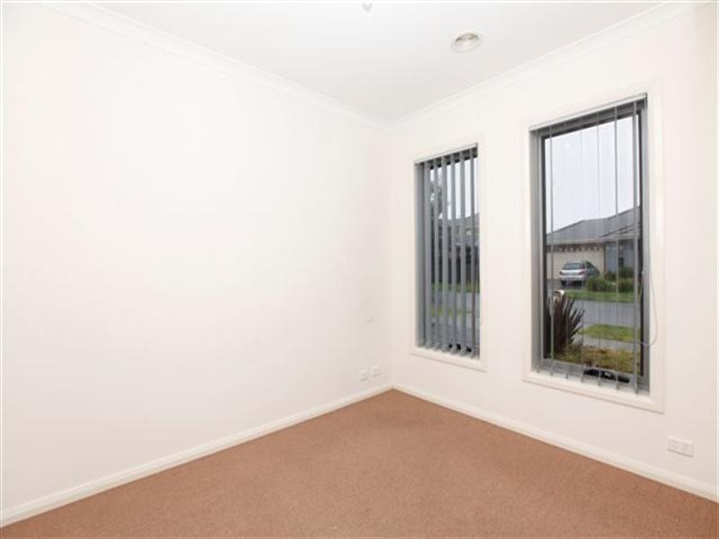 8 Waterway Street, Craigieburn VIC 3064