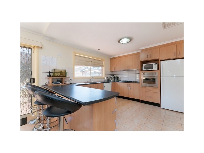 32 Cambridge Crescent, Roxburgh Park VIC 3064