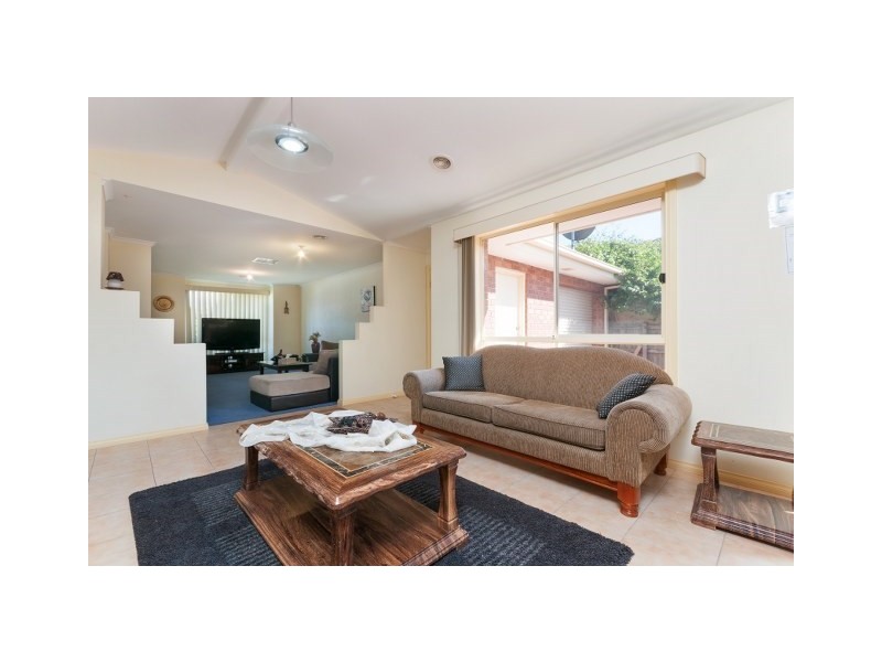 32 Cambridge Crescent, Roxburgh Park VIC 3064