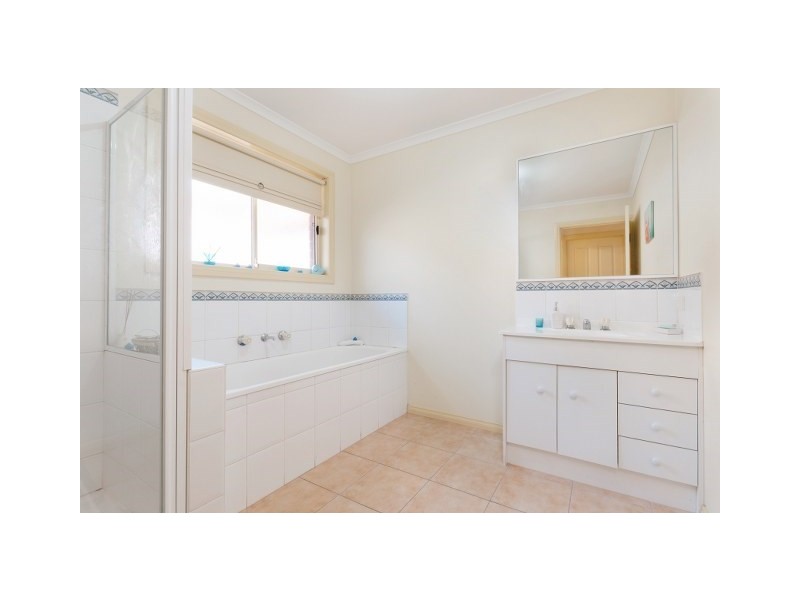 32 Cambridge Crescent, Roxburgh Park VIC 3064