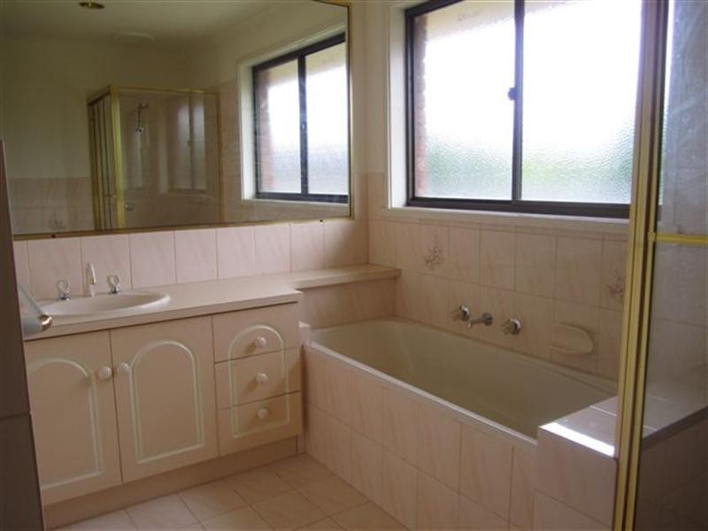 21 Manningtree Parade, Craigieburn VIC 3064