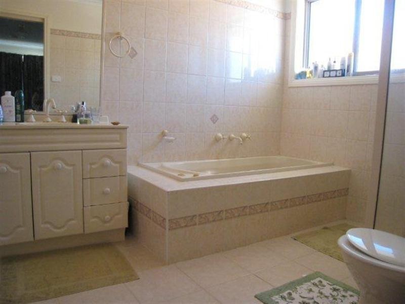 8 Hawker Avenue, Roxburgh Park VIC 3064