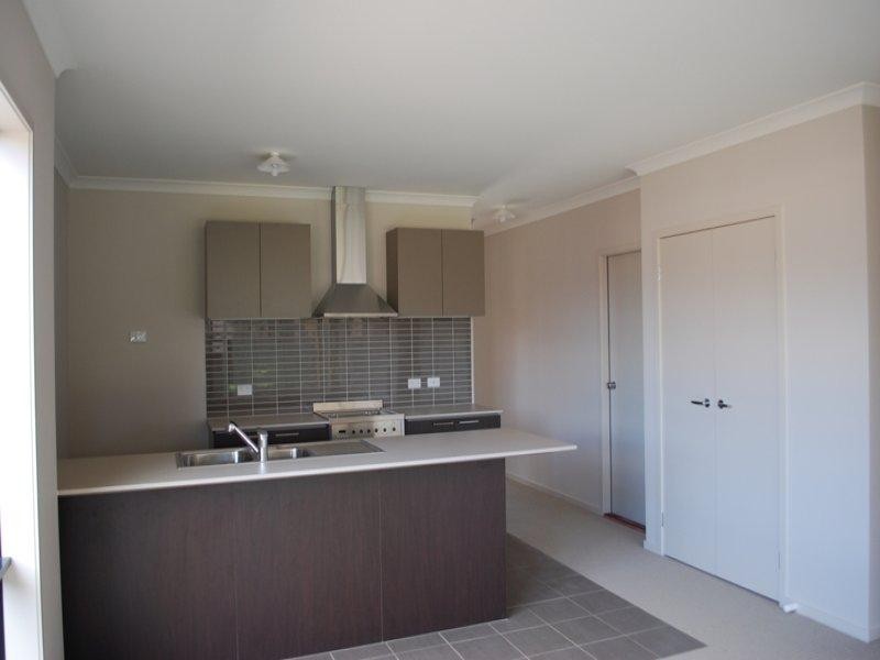 33 Viewside Crescent, Craigieburn VIC 3064