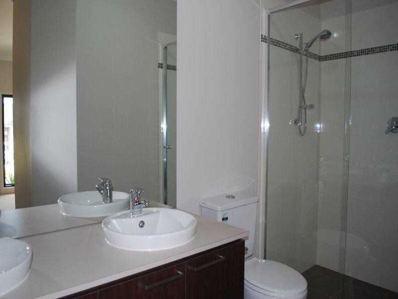 33 Viewside Crescent, Craigieburn VIC 3064