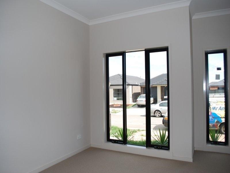 33 Viewside Crescent, Craigieburn VIC 3064