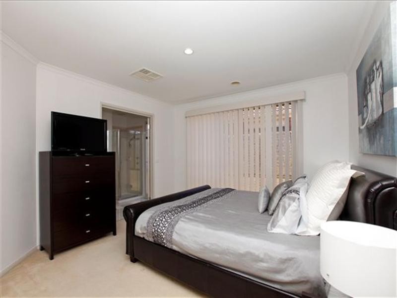 20 McNamara Avenue, Roxburgh Park VIC 3064