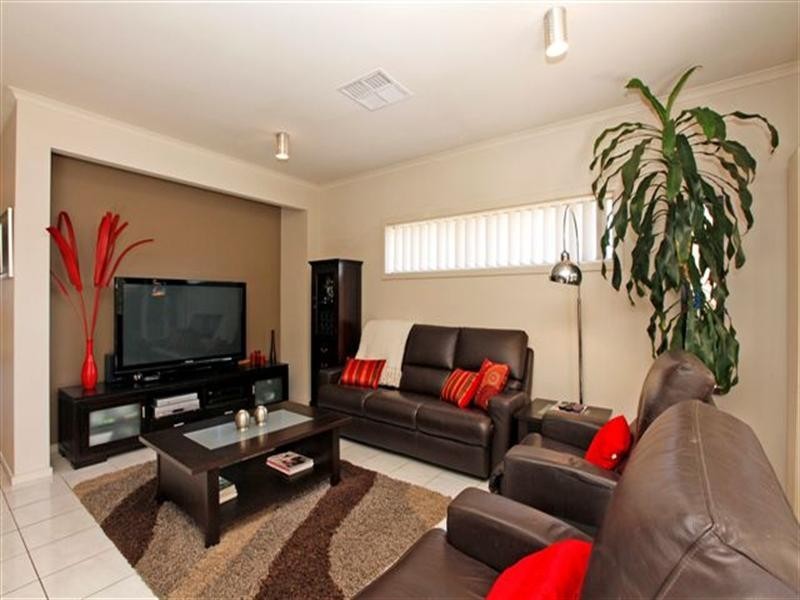 30 Hoxton Crescent, Craigieburn VIC 3064