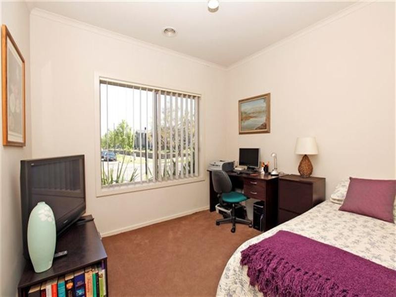 30 Hoxton Crescent, Craigieburn VIC 3064